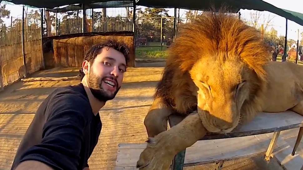 A colindat 36 de ţări, timp de 3 ani, pentru un video selfie perfect. Rezultatul este spectaculos