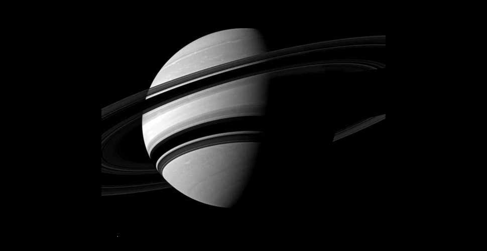 Inelele lui Saturn strălucesc mândre într-o nouă fotografie realizată de Cassini (VIDEO)