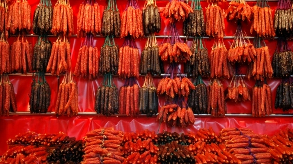 Consumul de carne roşie creşte riscul de cancer intestinal