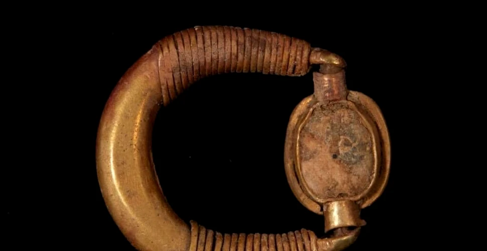 O colecție ornamentală de bijuterii din aur a fost descoperită în Egipt