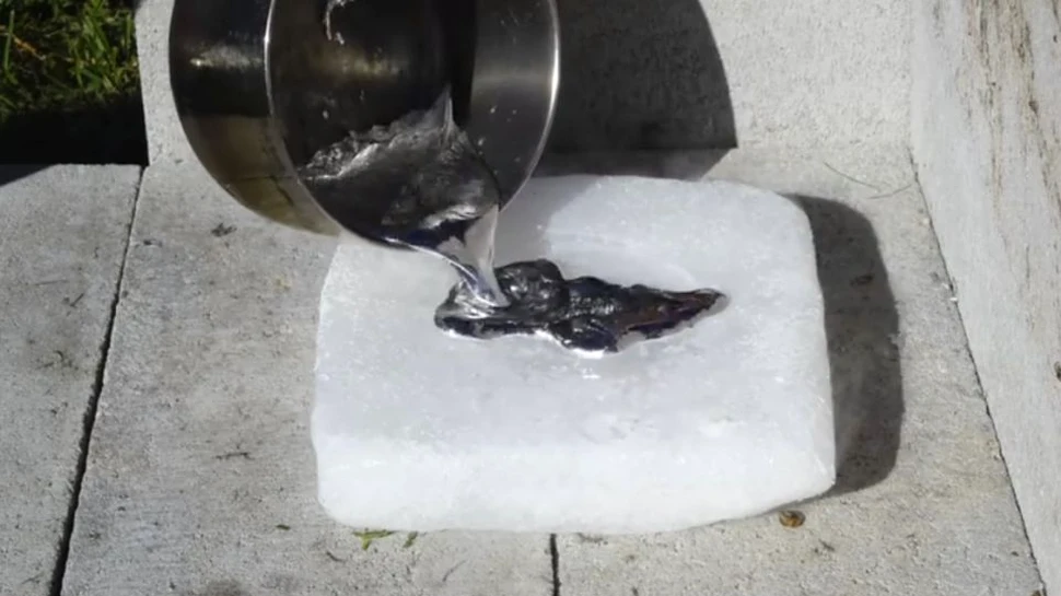 Ce se poate întâmpla atunci când turnăm aluminiu topit peste gheaţă carbonică şi azot lichid? – VIDEO