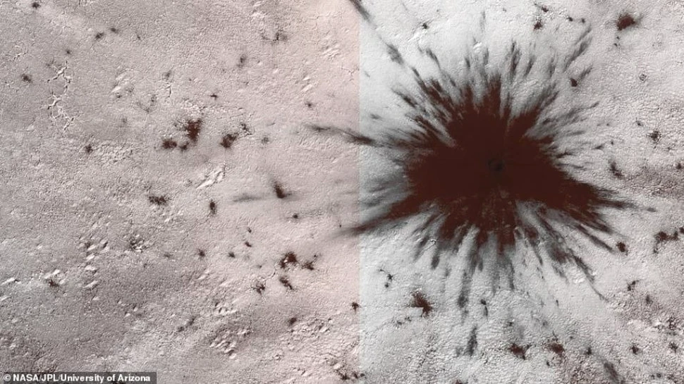 Astronomii au observat pe Marte un crater de impact proaspăt care a fost atât de puternic încât a trecut prin calota glaciară polară sudică