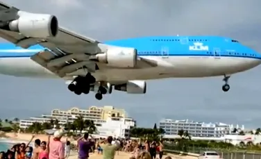 Turism altfel. Unde stai la plajă şi vezi avioane trecându-ţi la câţiva metri de cap – VIDEO