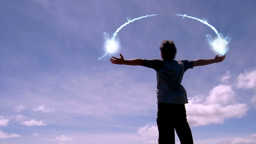 Din degetele unui american a început să ţâşnească curent electric. Care este explicaţia acestui fenomen – VIDEO