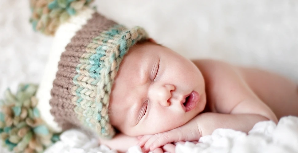 Trebuie liniştiţi bebeluşii care plâng noaptea sau este mai bine să fie lăsaţi în pace? Cercetătorii au răspunsul