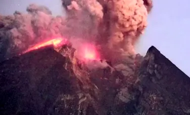 Erupţia Vulcanului Merapi, din Indonezia, a generat un nor de 2.000 de metri înălţime – VIDEO