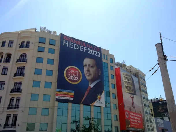 Afiş electoral cu premierul Recep Tayyip Erdogan