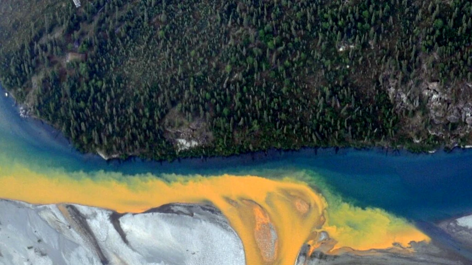 Fenomen observat din spațiu! Râurile din Alaska au devenit portocalii