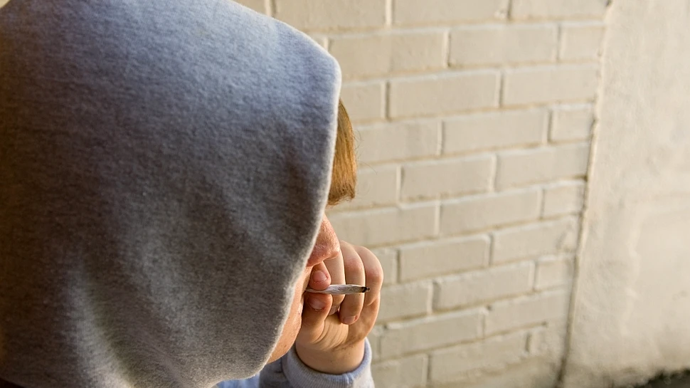 Ce riscă tinerii care fumează marijuana? Un studiu sugerează posibile efecte negative