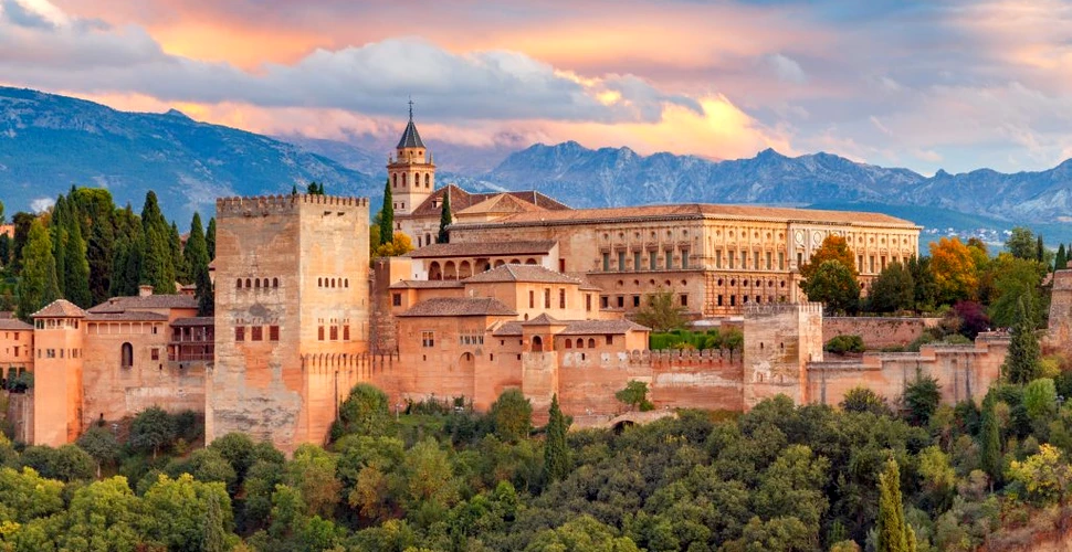 Alhambra, palatul și fortăreața cu pietre funerare musulmane în ziduri
