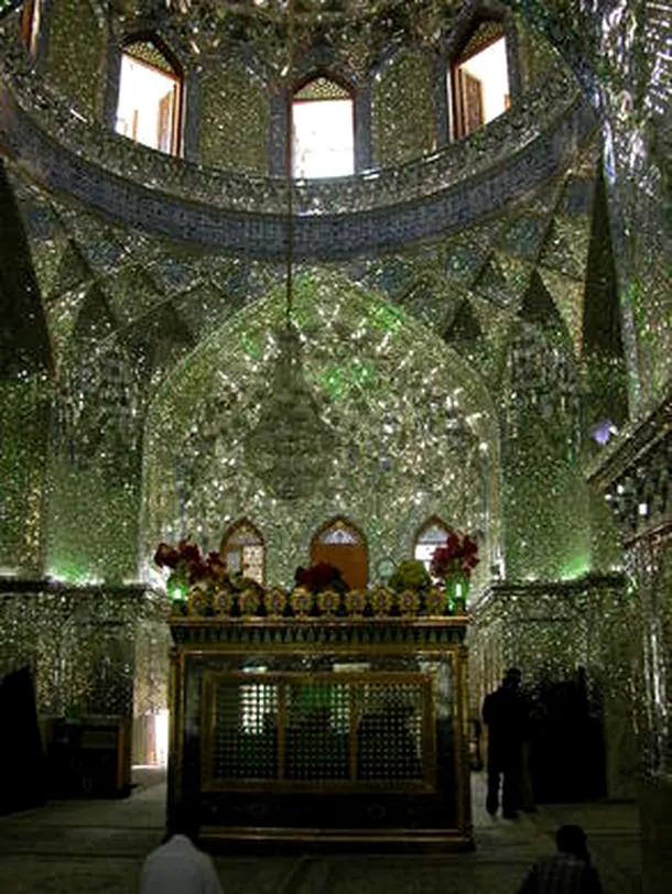 Shah Cheragh: moscheea iraniană care pare construită din smarald