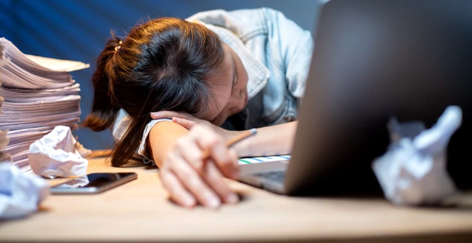 Un pui de somn în timpul programului de lucru poate crește productivitatea angajaților
