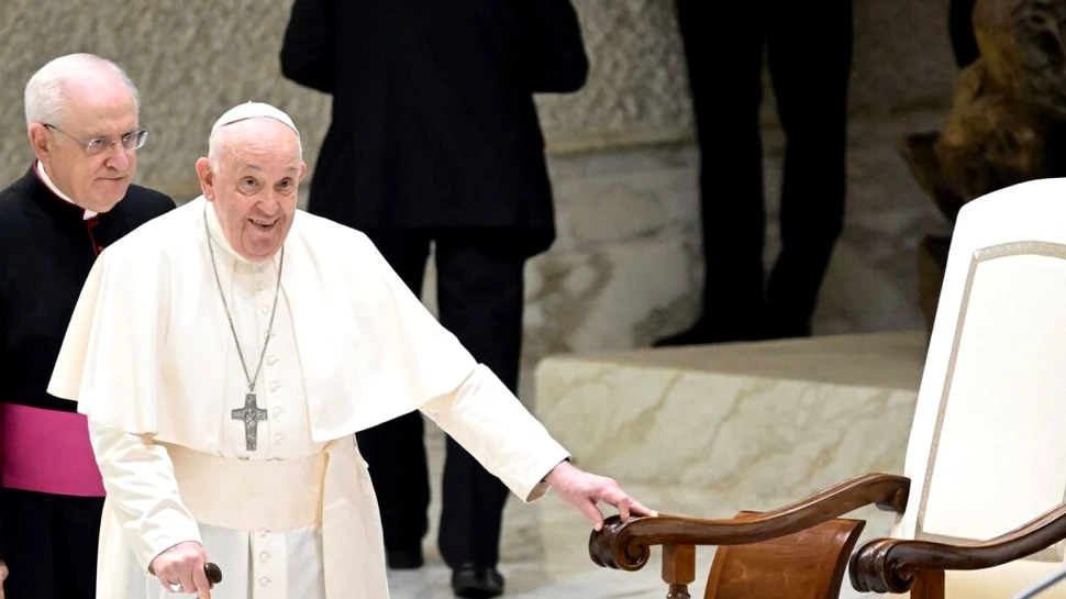 Cum se simte Papa Francisc? A sosit în sala de audiențe de la Vatican sprijinindu-se în baston