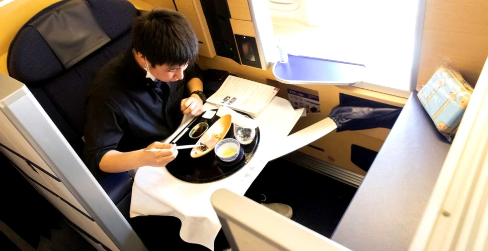 O masă într-un avion parcat se dovedește a fi un succes în Japonia. Cât costă experiența culinară
