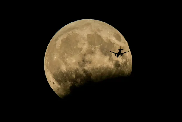 Fotografii spectaculoase cu eclipsa parţială de lună