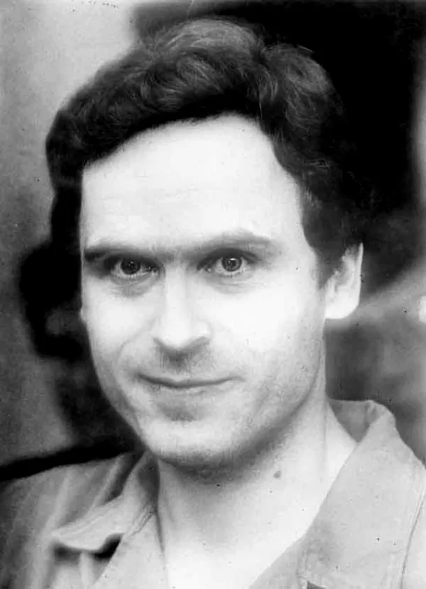 Ted Bundy, aflat în custodia poliţiei din Florida, în 1978