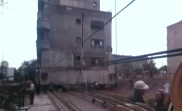 Cum s-a mutat pe roţi, din ordinul lui Ceauşescu, primul bloc cu tot cu locatari în el. Avea 3.100 de tone şi ”ieşea din aliniere” – VIDEO