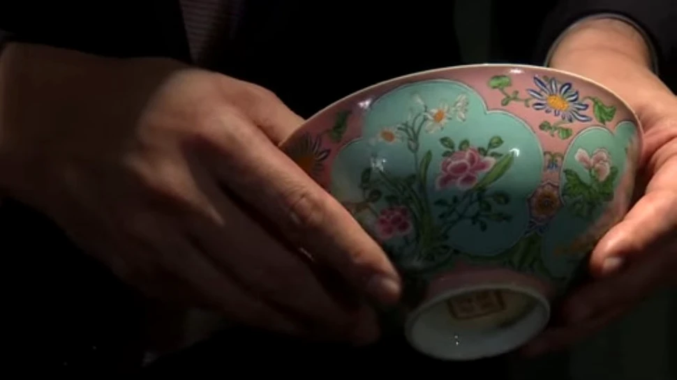 Un bol chinezesc din timpul dinastiei Qing, vechi de 300 de ani, vândut la licitaţie pentru o sumă record