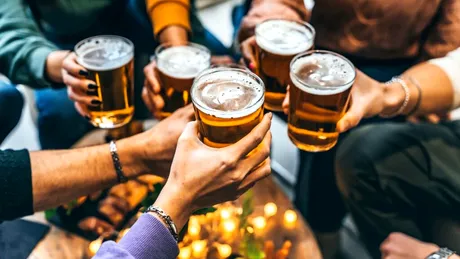Un singur pahar de alcool pe zi crește riscul pentru 10 tipuri de cancer, avertizează un nou studiu