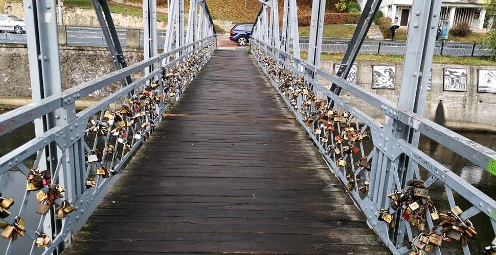 Un pod din Cluj, construit pentru a se ajunge la bustul împărătesei Sissi, a devenit un pod al iubirii