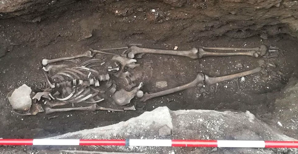 Scheletul unei mame îngropate cu un nou născut, descoperit în timpul săpăturilor pentru metroul din Roma