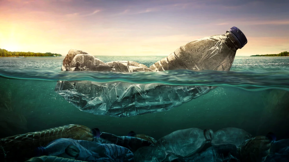 Ideea inedită a unui bărbat din Cambodgia! Ce face cu tone de sticle de plastic