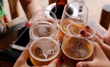 Consumul de alcool până la pierderea cunoștinței dublează riscul apariției demenței la bătrânețe