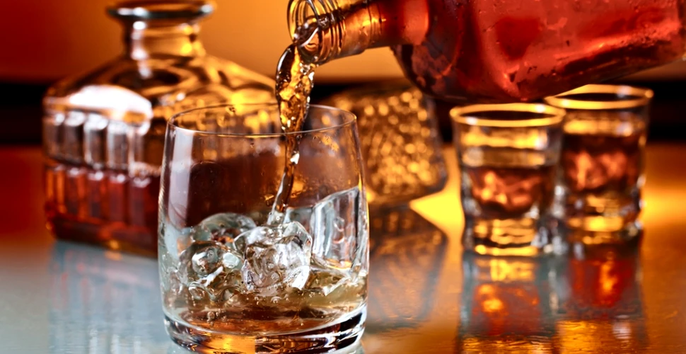 Cum puteţi transforma un whiskey ieftin într-o băutură rafinată, foarte gustoasă? (VIDEO)