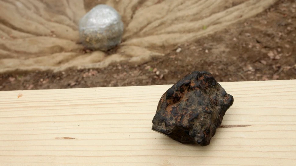 Un meteorit extrem de rar, descoperit pe teritoriul României, poate fi admirat în cadrul expoziţiei Dino Parc Râşnov.  ”Este un exponat extrem de rar şi un obiect nepreţuit”