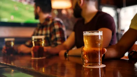 Motivul pentru care un bar a introdus „amenzi” pentru clienții care înjură