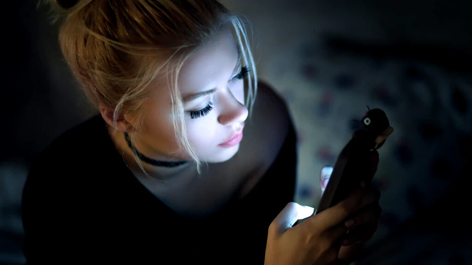 Ce se întâmplă cu ochii noștri după doar o singură oră de privit în telefon?