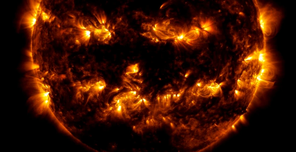 Pata solară care a produs aurore spectaculoase în luna mai, îndreptată din nou spre Pământ