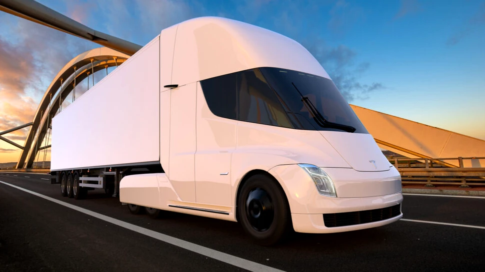 Camionul Tesla a fost zărit în „sălbăticia” unei autostrăzi