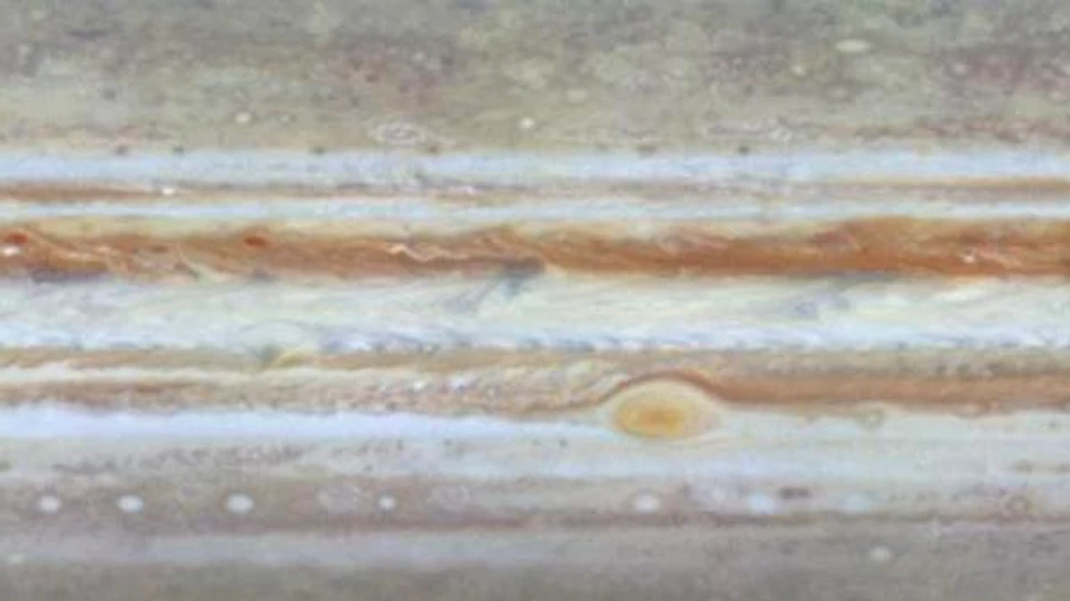 În comparaţie cu cicloanele de pe Jupiter şi Saturn, uraganul Irene este mic copil