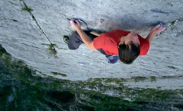 Un pas greşit şi ar fi murit. Imagini incredibile cu un alpinist care a urcat pe o stâncă verticală fără echipament de protecţie (VIDEO)