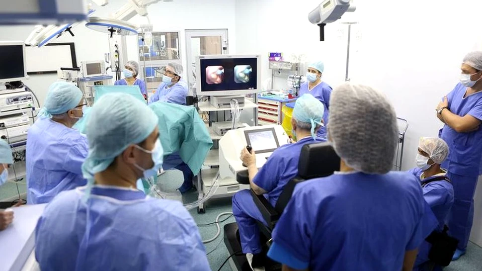 PREMIERĂ în România: trei oameni, operaţi de pietre la rinichi cu un robot pe care îl mai au doar alte trei ţări în lume