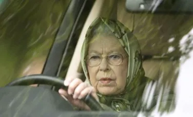 Regina Elizabeth, fără centură de siguranţă la volanul unei maşini