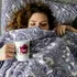 Ce este „bed rotting”, trendul care ține tinerii în pat ore-n șir