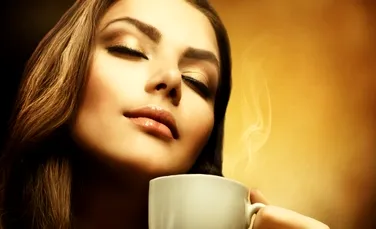 Două ceşti de cafea pe zi protejează femeile de depresie