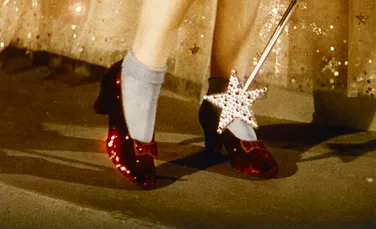 Un bărbat de 76 de ani ar fi ascuns timp de 13 ani pantofii lui Dorothy din „Vrăjitorul din Oz”