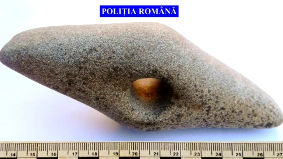 Unealtă din piatră din patrimoniul cultural al României, găsită în urma unei percheziţii a poliţiei