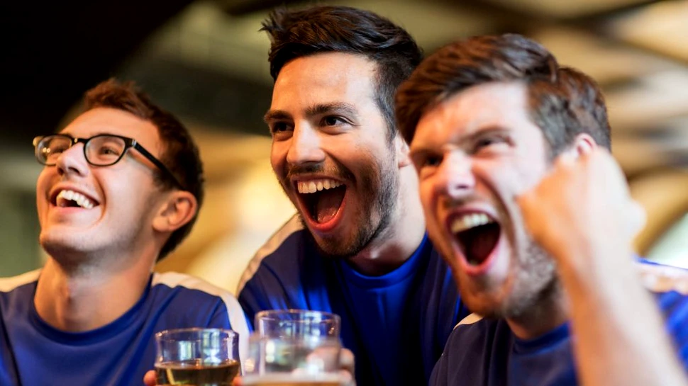 Un studiu arată că bărbații răspândesc COVID-19 mai mult decât femeile și copiii