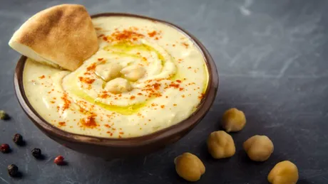 Este nesănătos double-dipping, adică să folosești un sos comun? Ce spun specialiștii