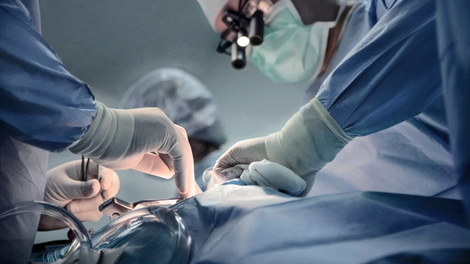 Cum au reușit medicii să țină în viață, timp de 48 de ore, un bărbat fără plămâni?