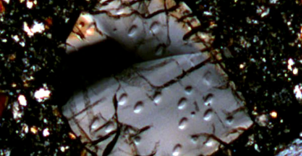 Zirconiul spune povestea formarii crustei lunare