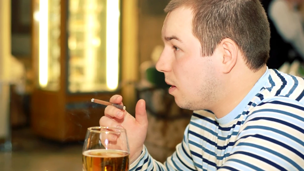 Românii care fumează şi cei care consumă alcool – ţinta unor măsuri speciale: ce preconizează autorităţile?