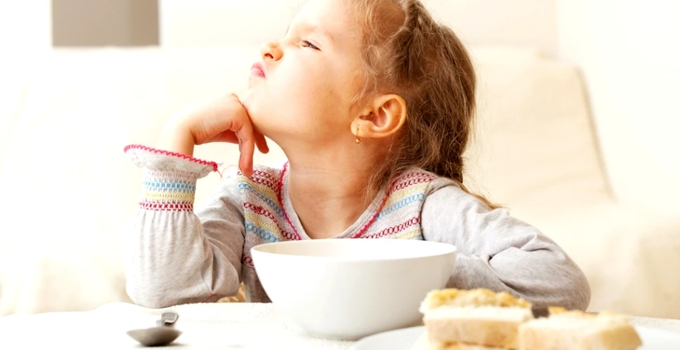 Vreţi să-i faceţi pe copii să mănânce sănătos? Iată ce NU trebuie să le spuneţi