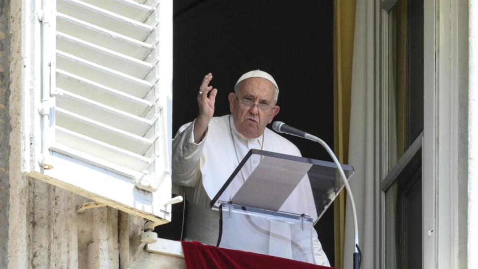 Papa Francisc rămâne internat din cauza unei pneumonii care i-a afectat ambii plămâni