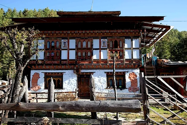O casă tradiţională din Thimphu, cu pereţi împodpbiţi cu simboluri falice