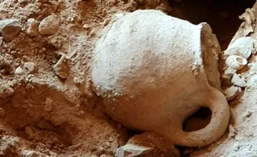 Un turist american a descoperit un vas de lut vechi de 5.000 de ani într-o peșteră din Deșertul Iudeei